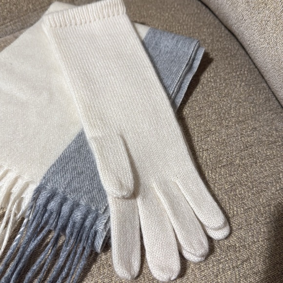EUC Vintage Ann Taylor White and Grey Cashmere Scarf & Glove Set - Picture 2 of 5